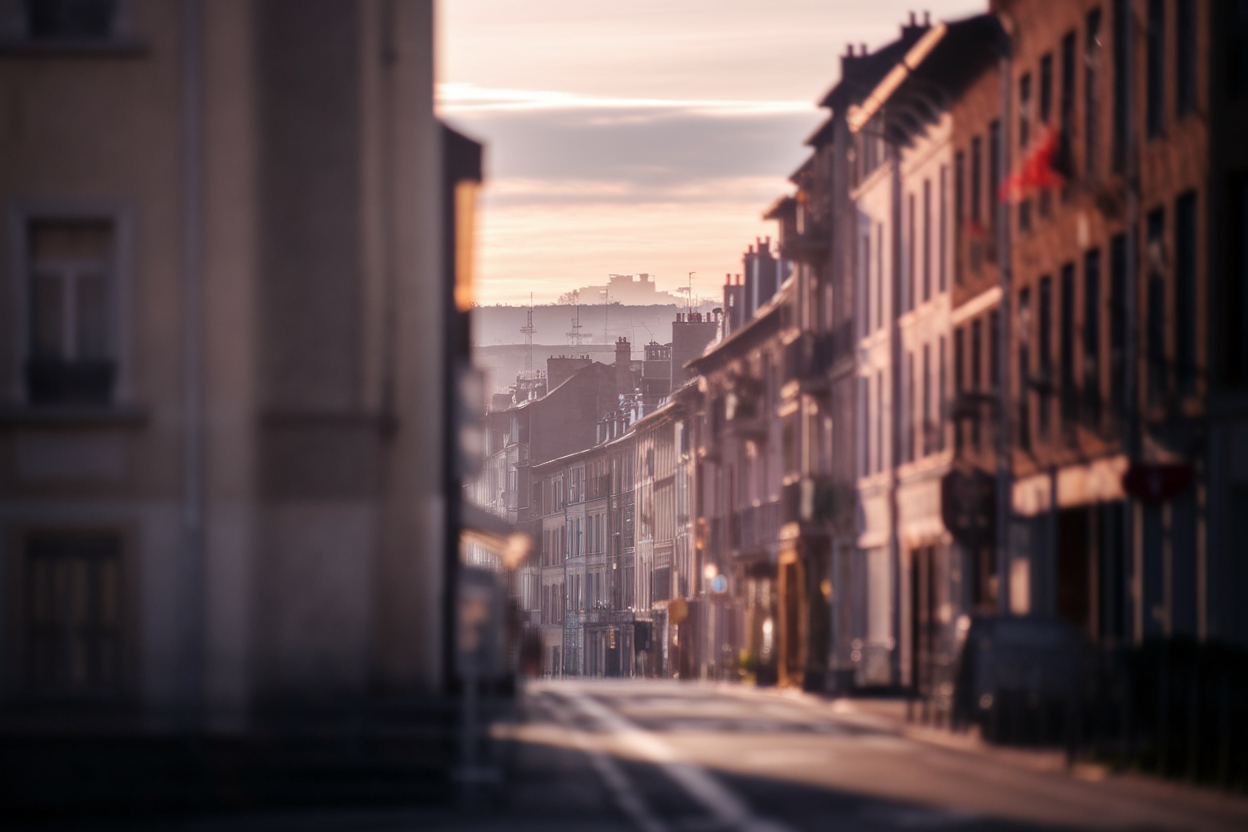 chalon-sur-saone-rue-calme-soleil-couchant
