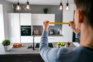 cuisine-moderne-personne-dos-metre