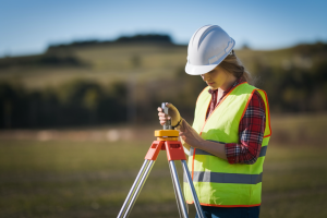 geometre-gilet-visibilite-casque-collines