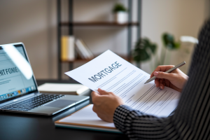 personne-bureau-documents-hypotheque-ordinateur