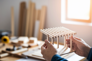 mains-maquette-pergola-bois-atelier