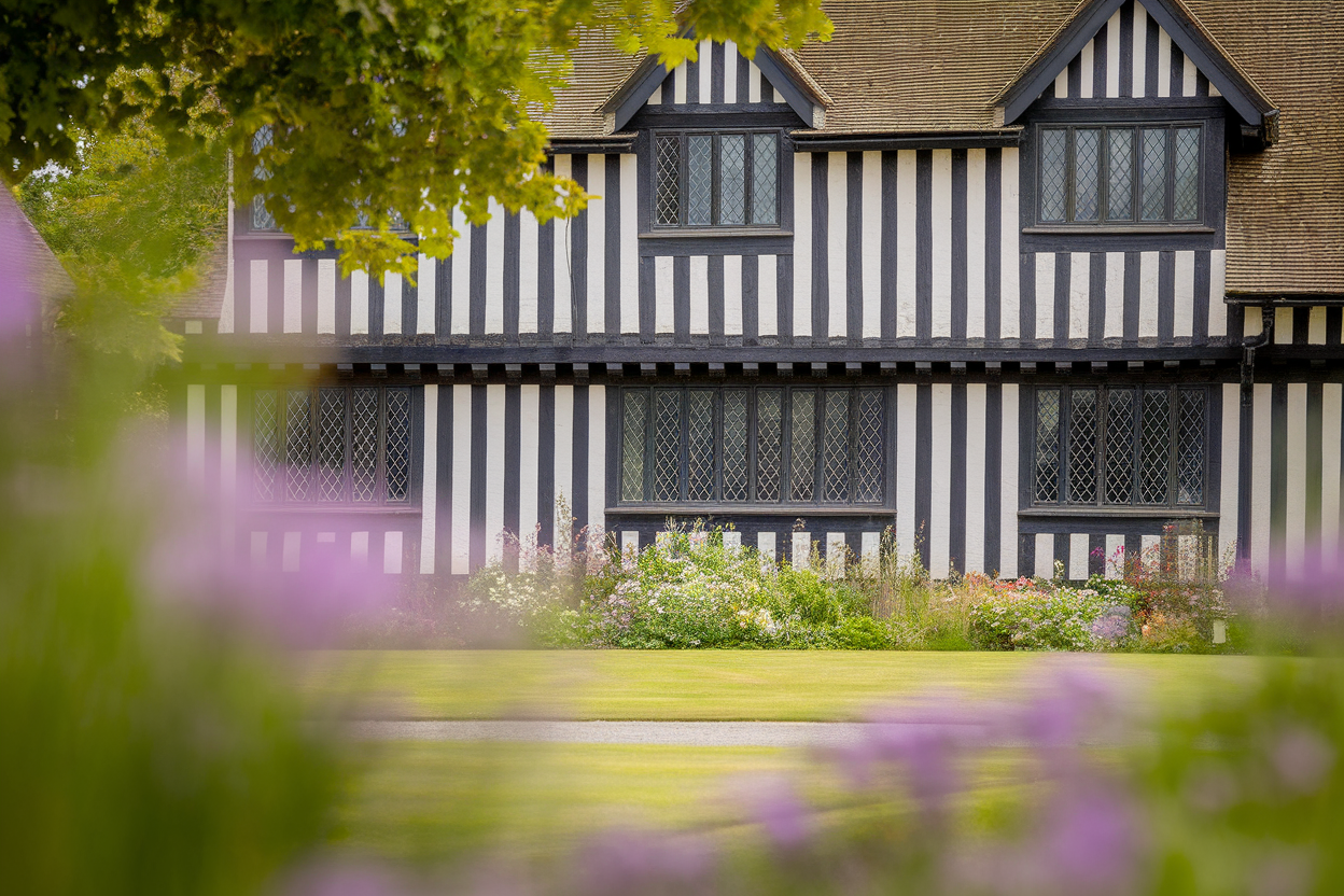 maison-tudor-colombage-jardin-fleuri