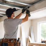 artisan-ceinture-outils-rail-plafond-construction