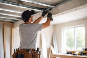 artisan-ceinture-outils-rail-plafond-construction