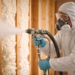 professionnel-combinaison-spray-isolant-mur
